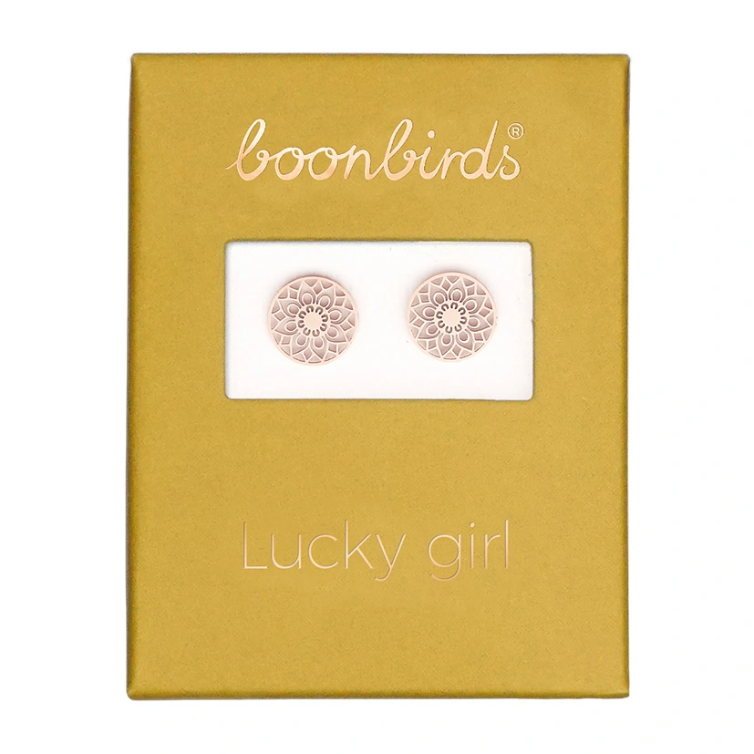 Rosévergoldete Ohrstecker mit dem Motiv Mandala des Glücks von der Marke boonbirds