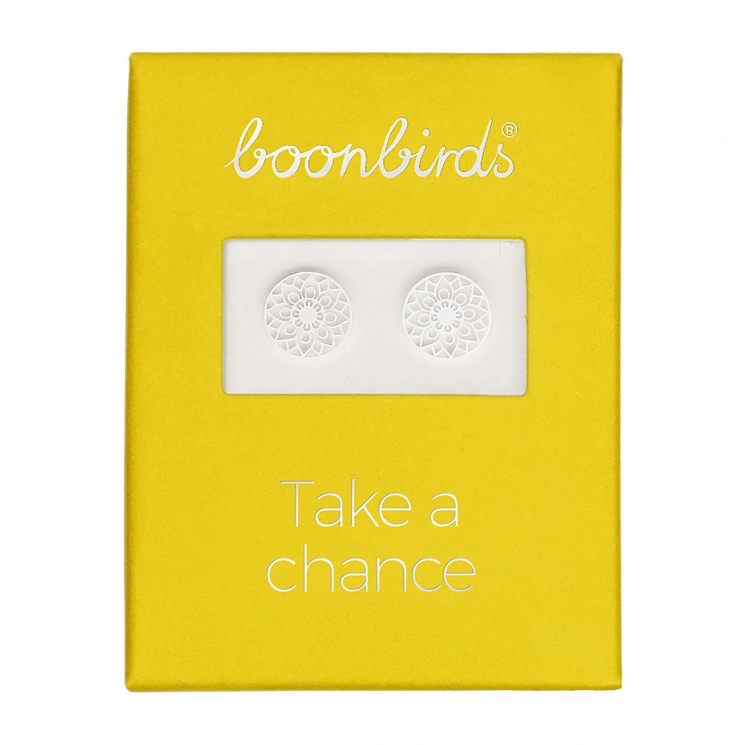 Versilberte Ohrstecker mit dem Motiv Mandala des Glücks von der Marke boonbirds